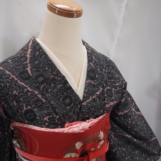 小紋】灰桜色に黒い刺繍の菊模様の着物 | ひふみ屋
