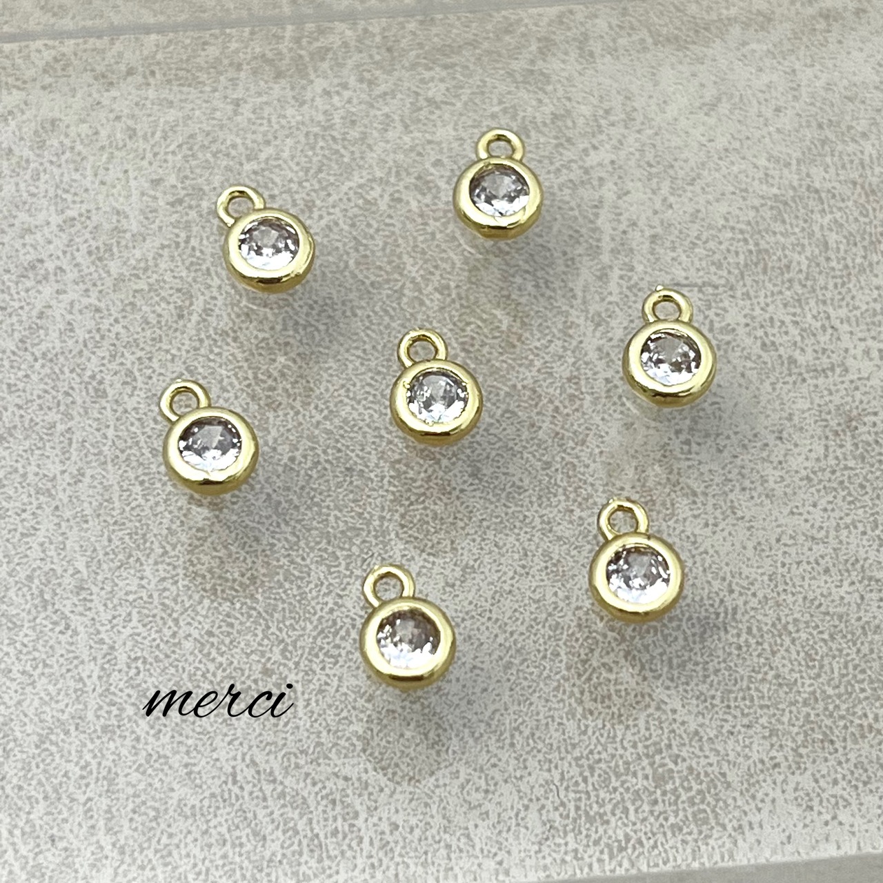 【2個】キュービックジルコニア真鍮ラウンドチャーム /パーツ18kgp
