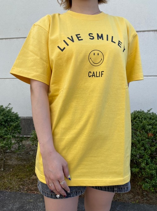 SMILEY FACE (スマイリーフェイス) LIVE SMILEY プリント Tシャツ マスタード SMT-001