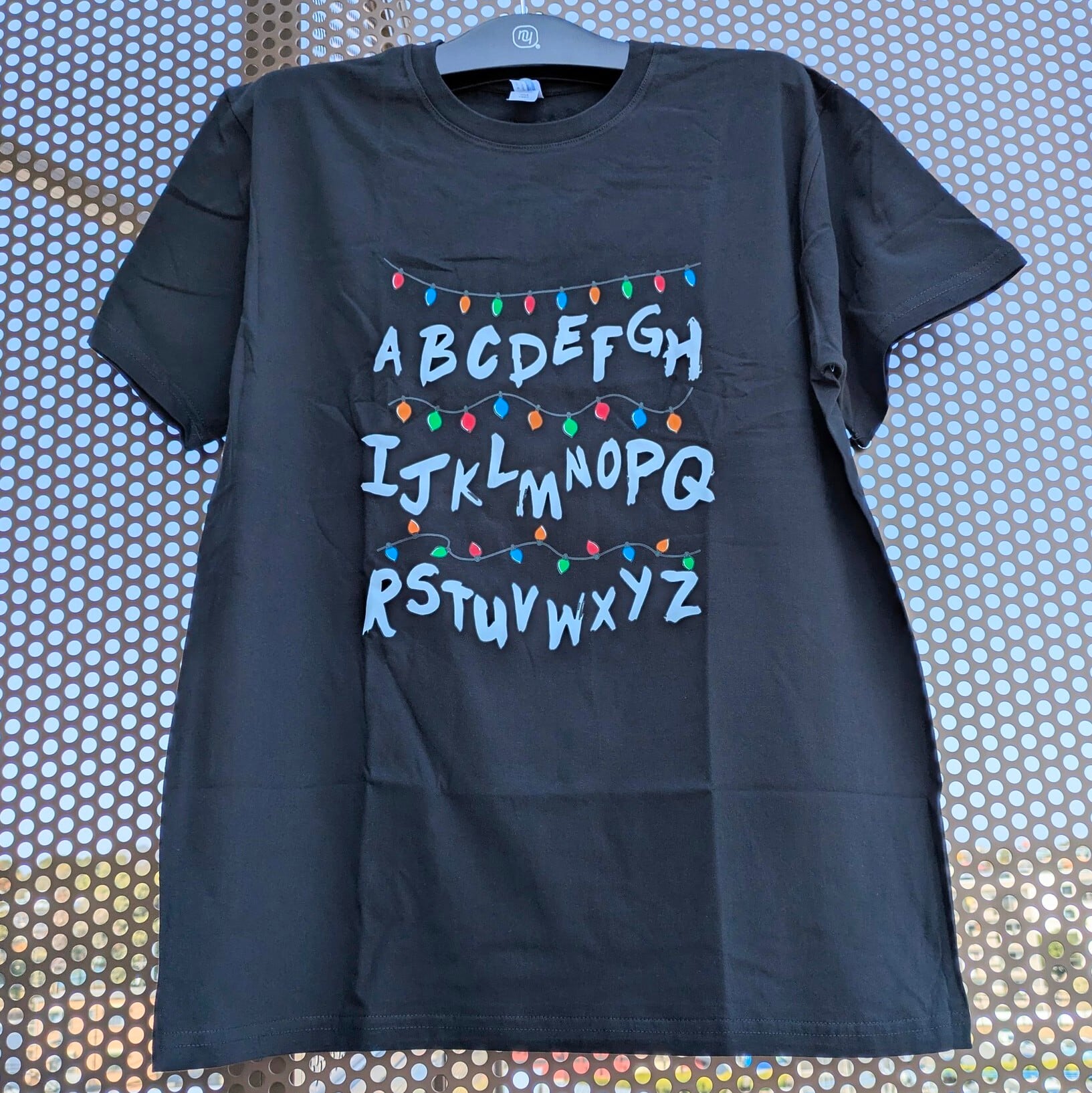 【 Stranger Things / ストレンジャーシングス 】『ABC〜Z 裏の世界との通信Tee』 Tシャツ〚アメリカン雑貨 アメトイ〛