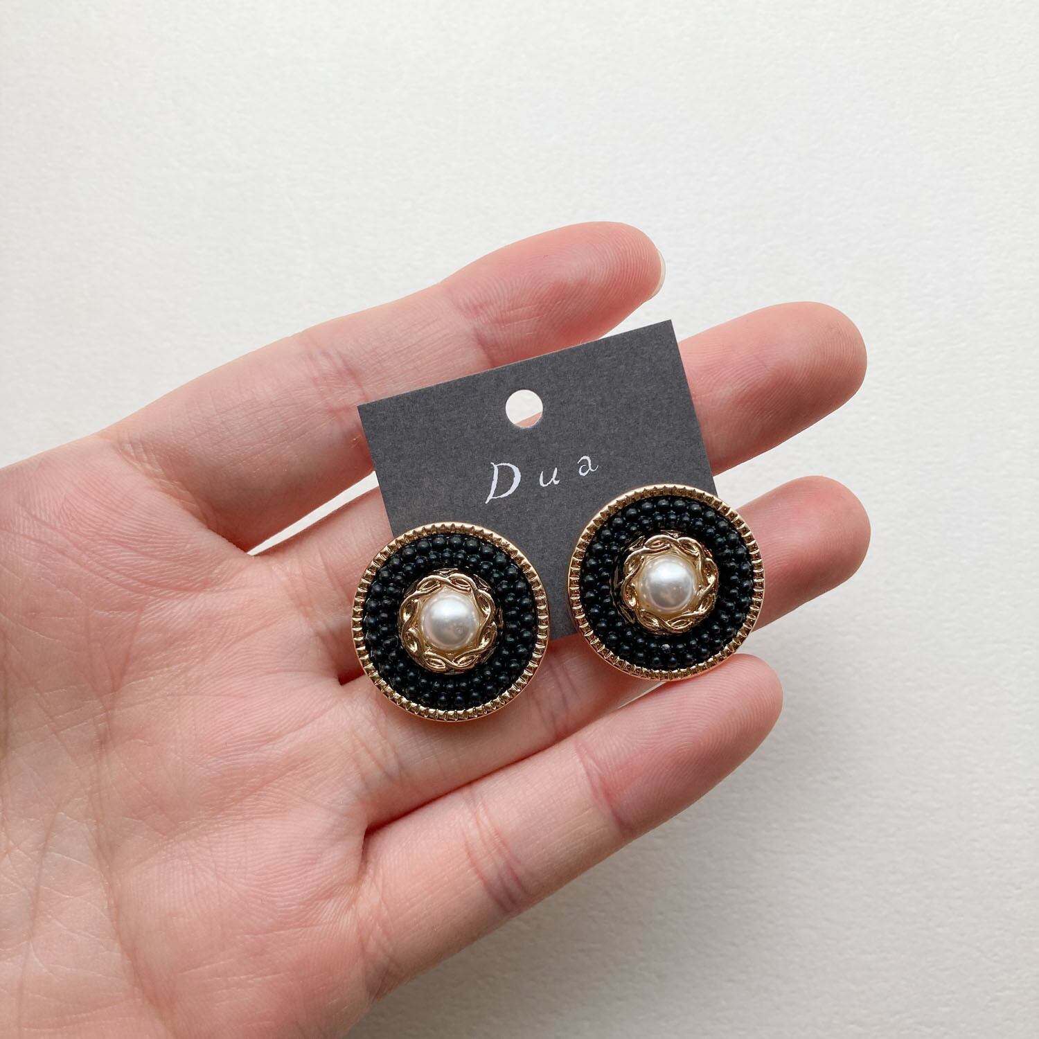 ブラックつぶとパールボタンの〈ピアス/イヤリング〉