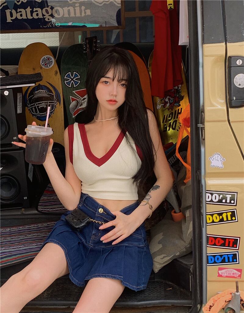 スタンダードニットサマーVネックショートコート シャツ トップス レトロ 夏物 ヨーロピアン ブラックストロベリース86289203094