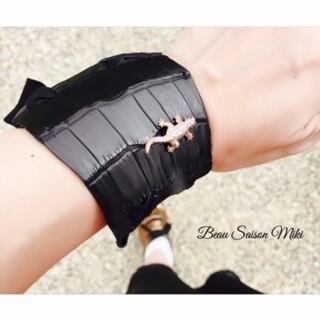 Bracelet of crocodile leather with alligator ornament black | Beau