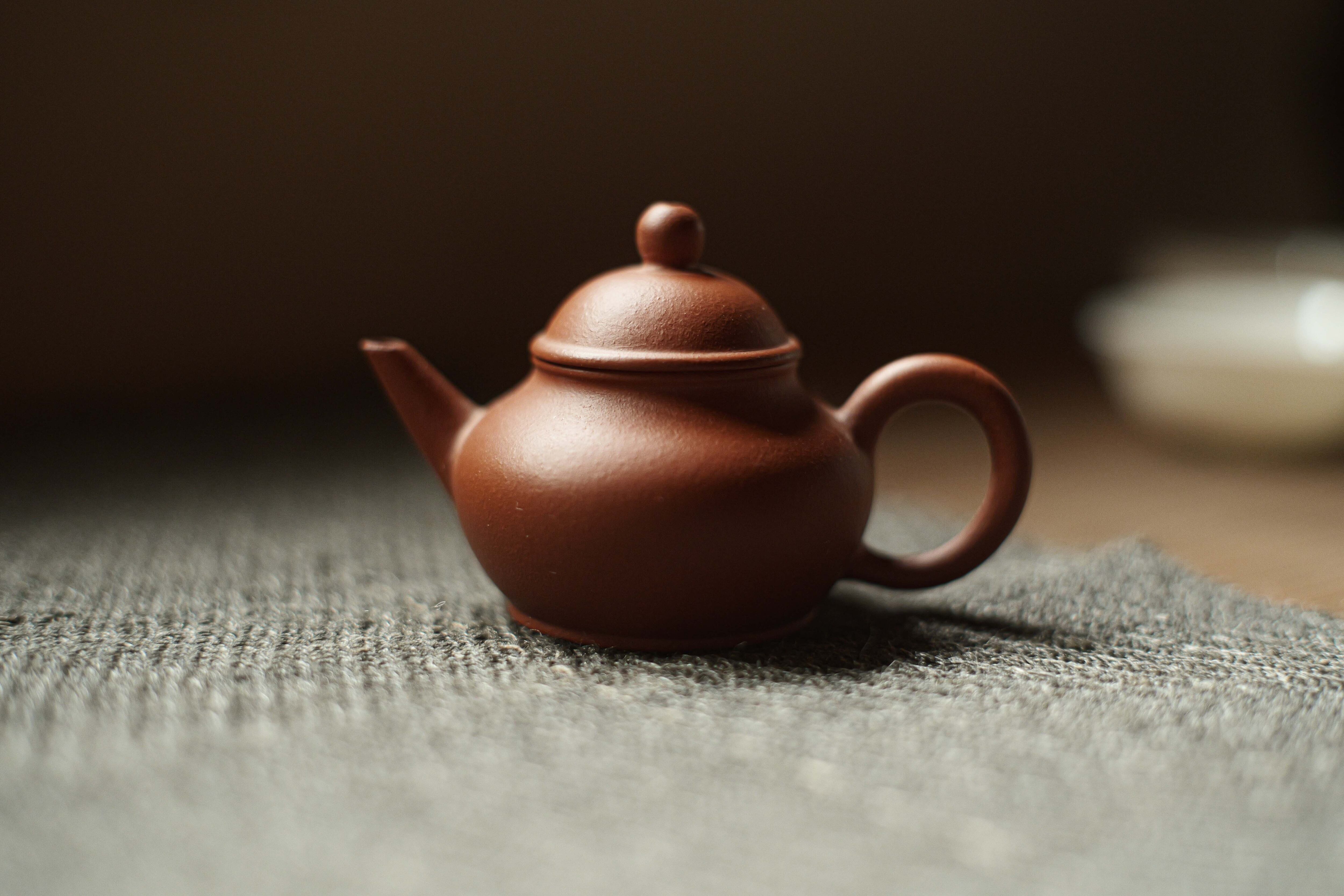 中国古美術・原鉱底槽清泥養神紋・紫砂壺・底款:顧景舟・朱泥・急須・茶壺・茶道具 新品未使用】中国古美術・原鉱底槽清泥養神紋・紫砂壺・底款:顧景舟