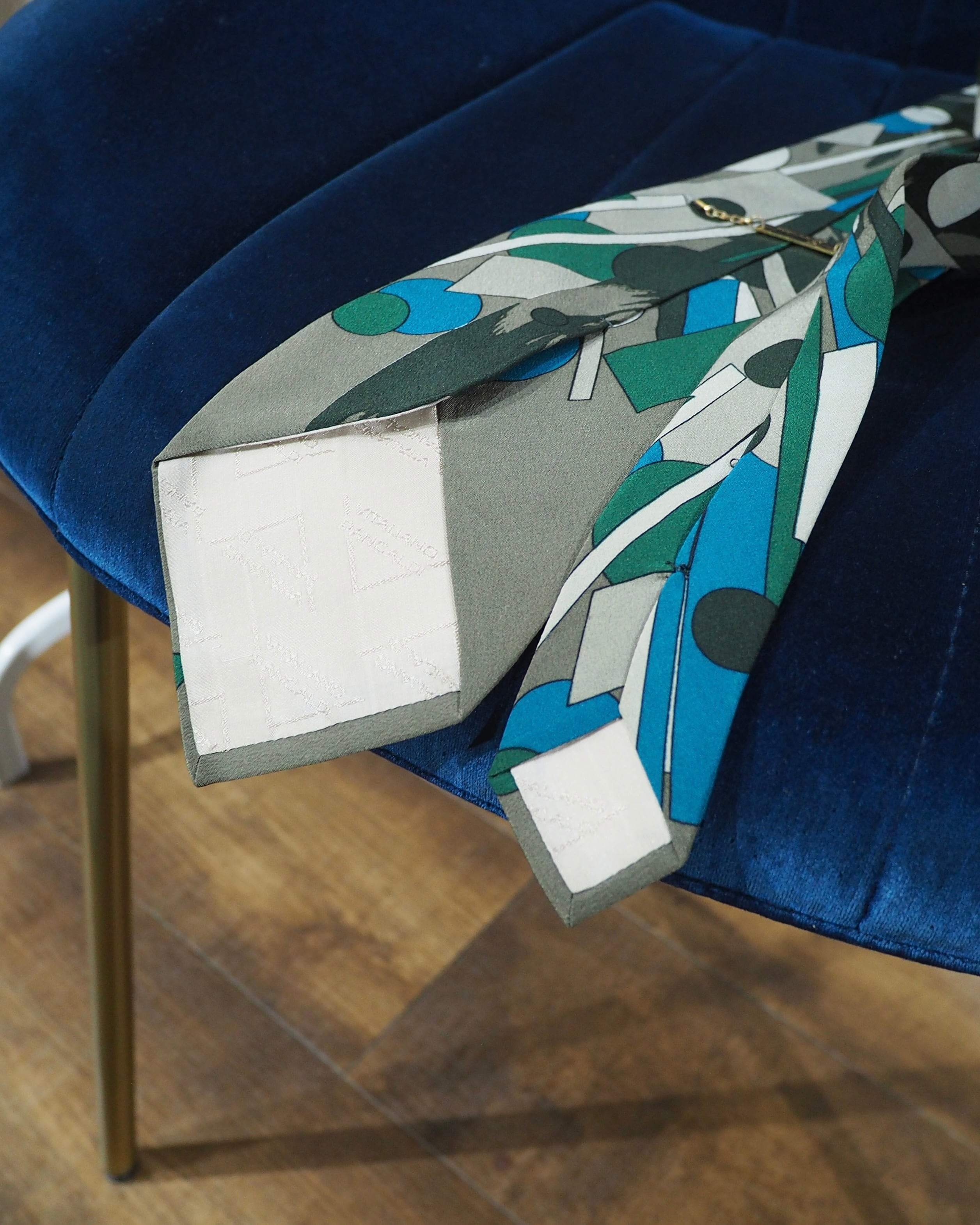 ” Zero gravity ” Geometric Art pattern vintage silk Tie