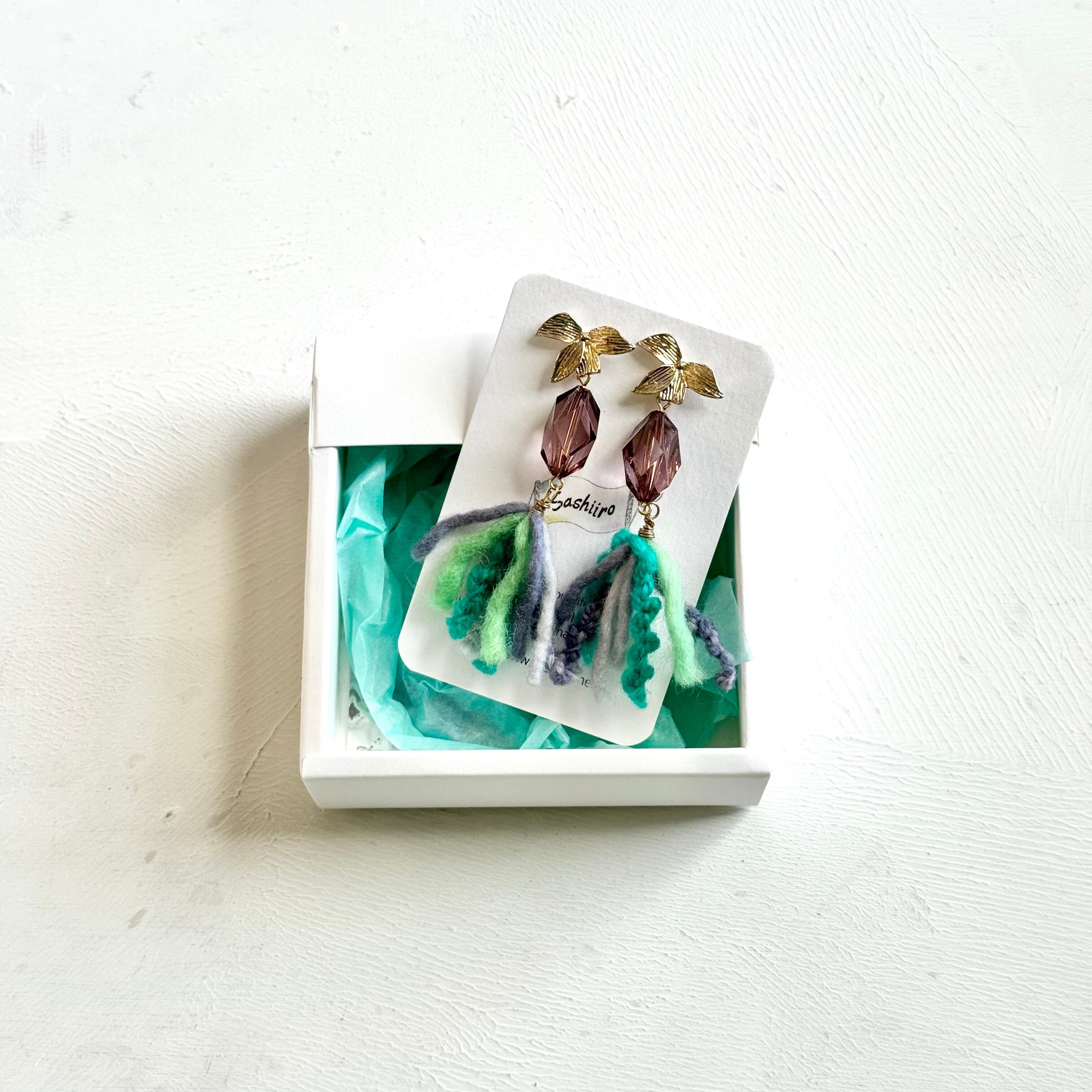 手染めウール糸と手染めビーズのピアス / brown×green | Sashiiro