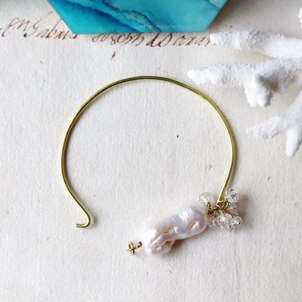 大粒バロックパールとクォーツのバングル | witch/花石:鉱物植物