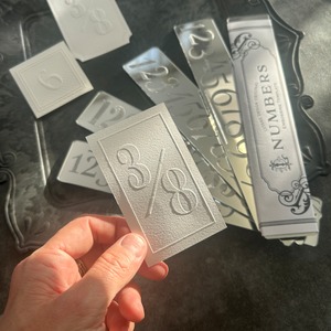 エンボステンプレート // NUMBERS（なぞるだけで文字が浮き上がる新ツール）