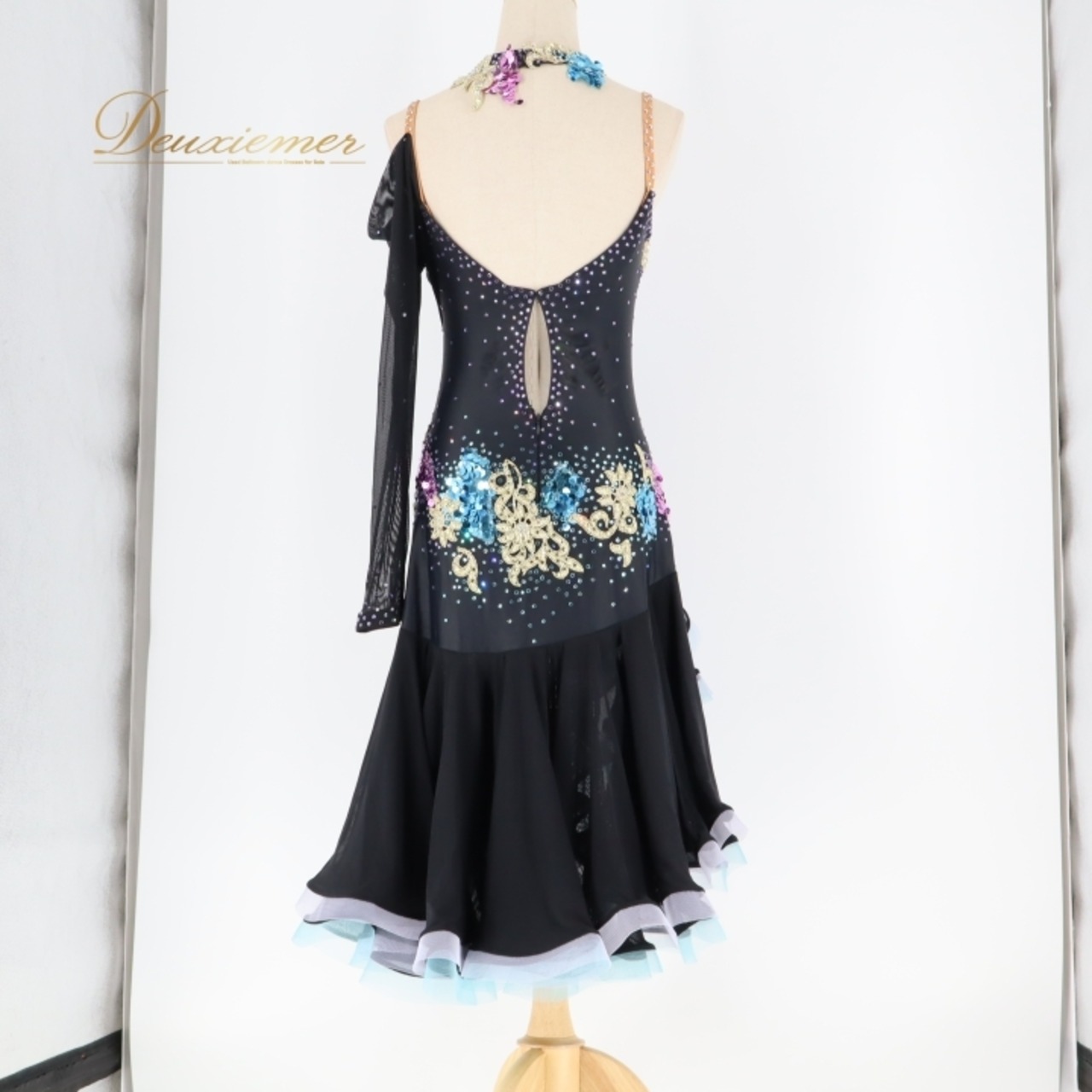 社交ダンス 衣装 ラテン ドレス ワンピース ラテンドレス 黒 水色 ラメ デモ 競技 パーティ 発表会 ブラック系 ブルー系 DANSCOUTURE LONDON フリル 可愛い フリル付き 美しい 輝き 軽やか 練習用 ショートドレス ファッション ダンス衣装 演出服 舞台衣装 競技会 レディース コスチューム おしゃれ