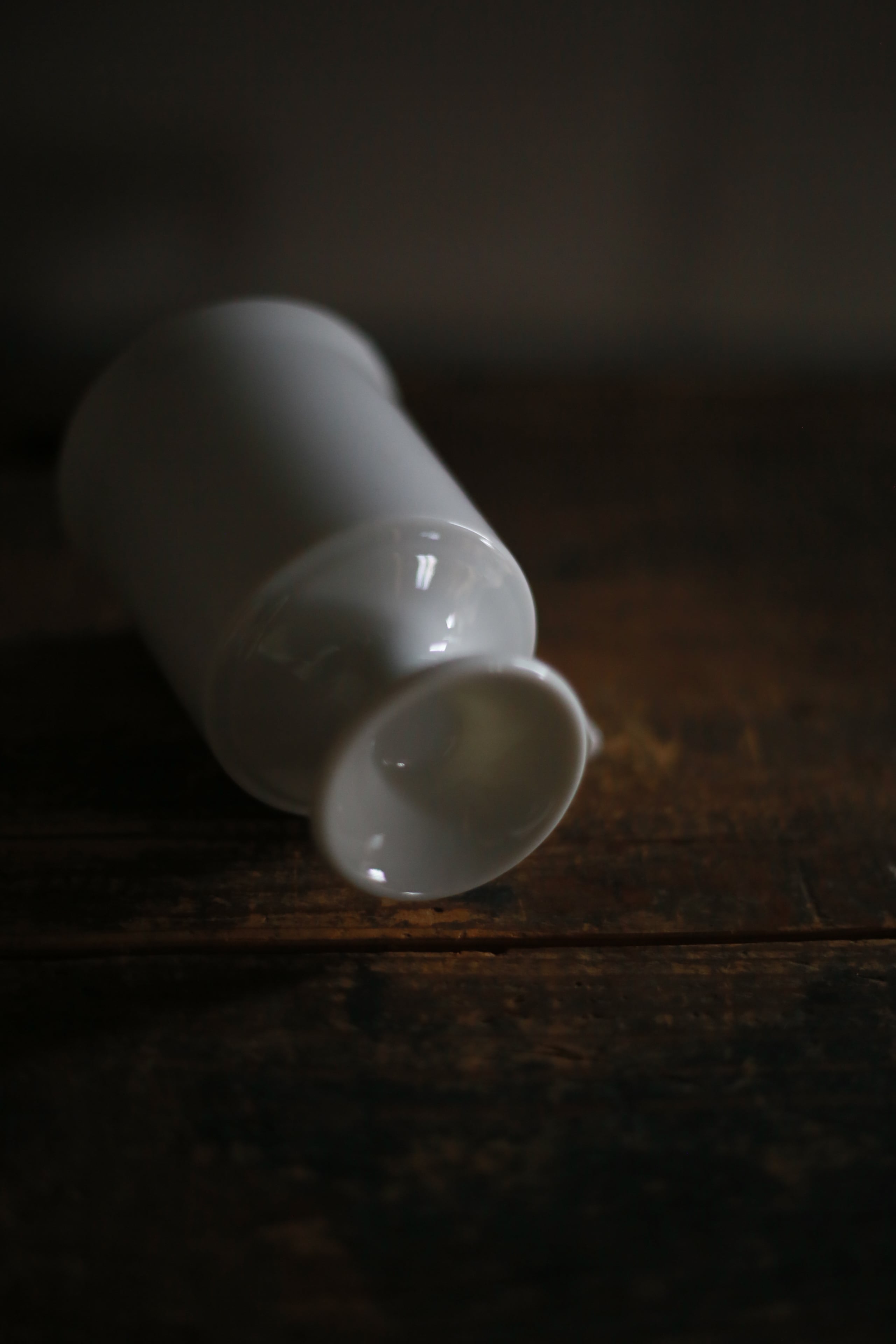 古い国産の白磁カップ