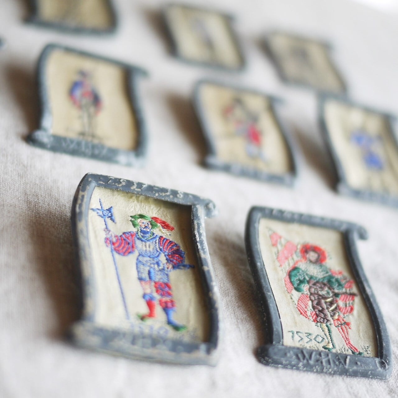 制服と歴史 刺繍のブローチ WHW ドイツ