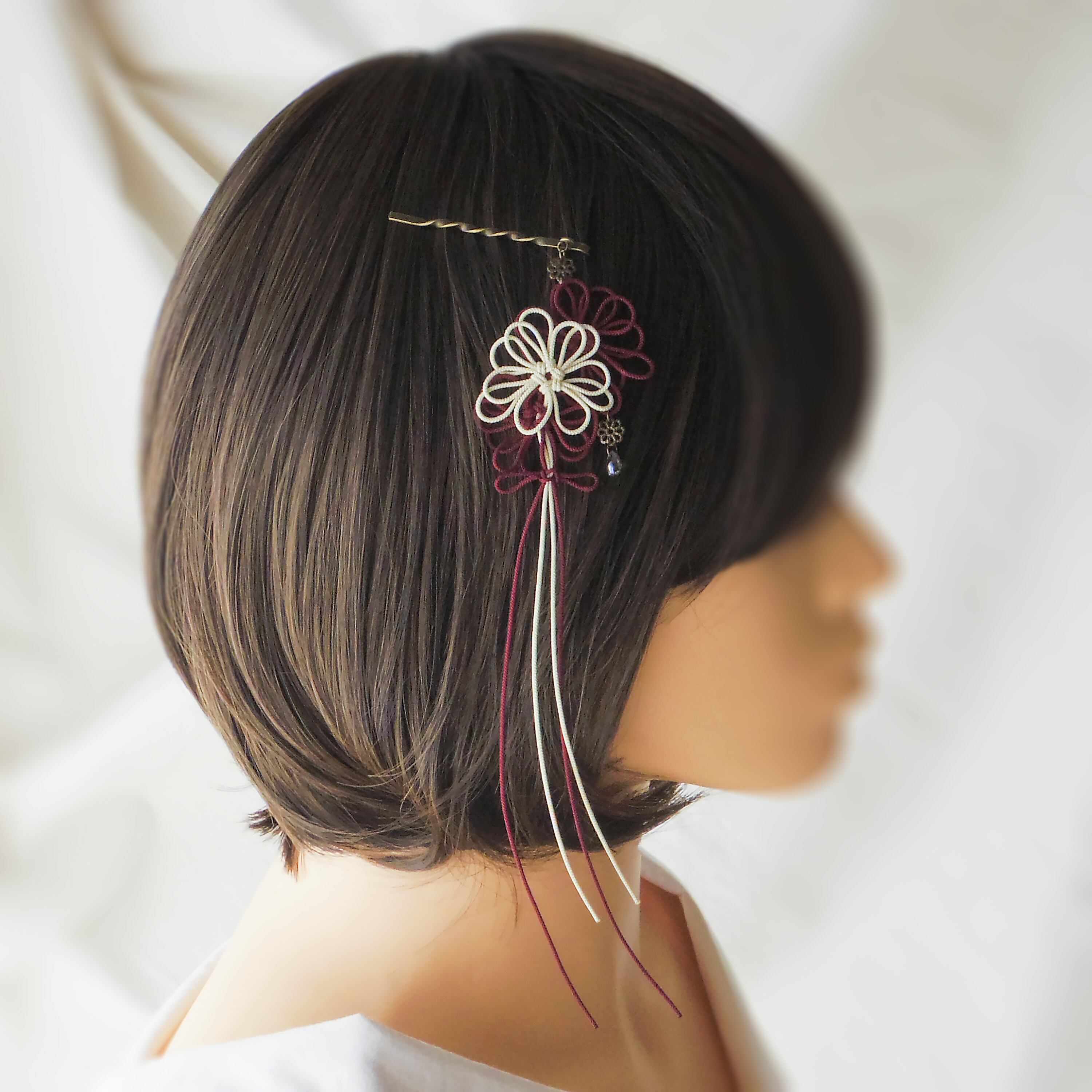 飾り結びヘアピン「声の音、如何に」(アイボリー×臙脂)【軽量快適】ショートヘアも簡単和風アレンジ。