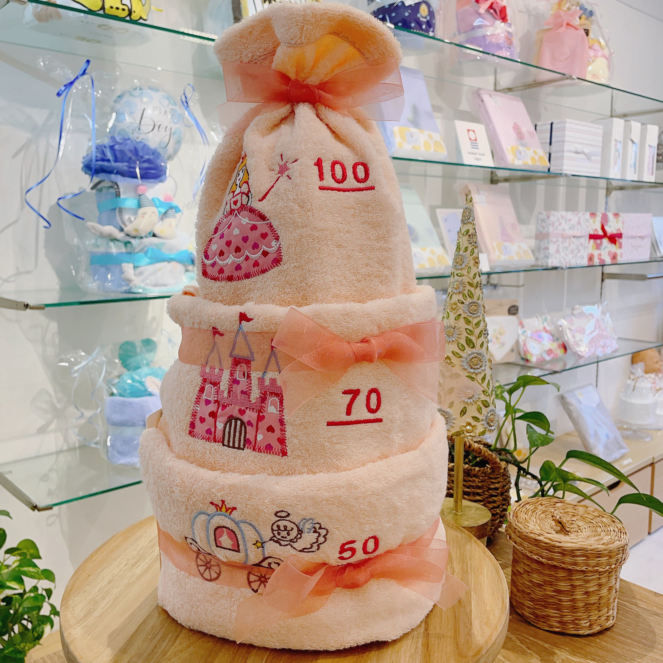 身長が測れるバスタオルのおむつケーキ　出産祝い　女の子　名入れ刺繡可能商品　今治タオル　オムツケーキ　3段 | 出産祝い＆ギフト Ｐｏｃｏ  powered by BASE