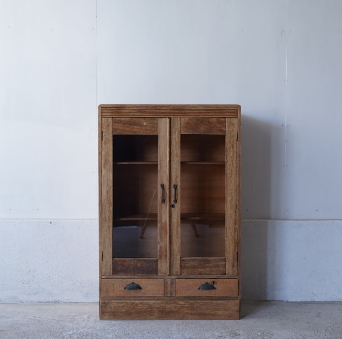 古い開き戸のキャビネット