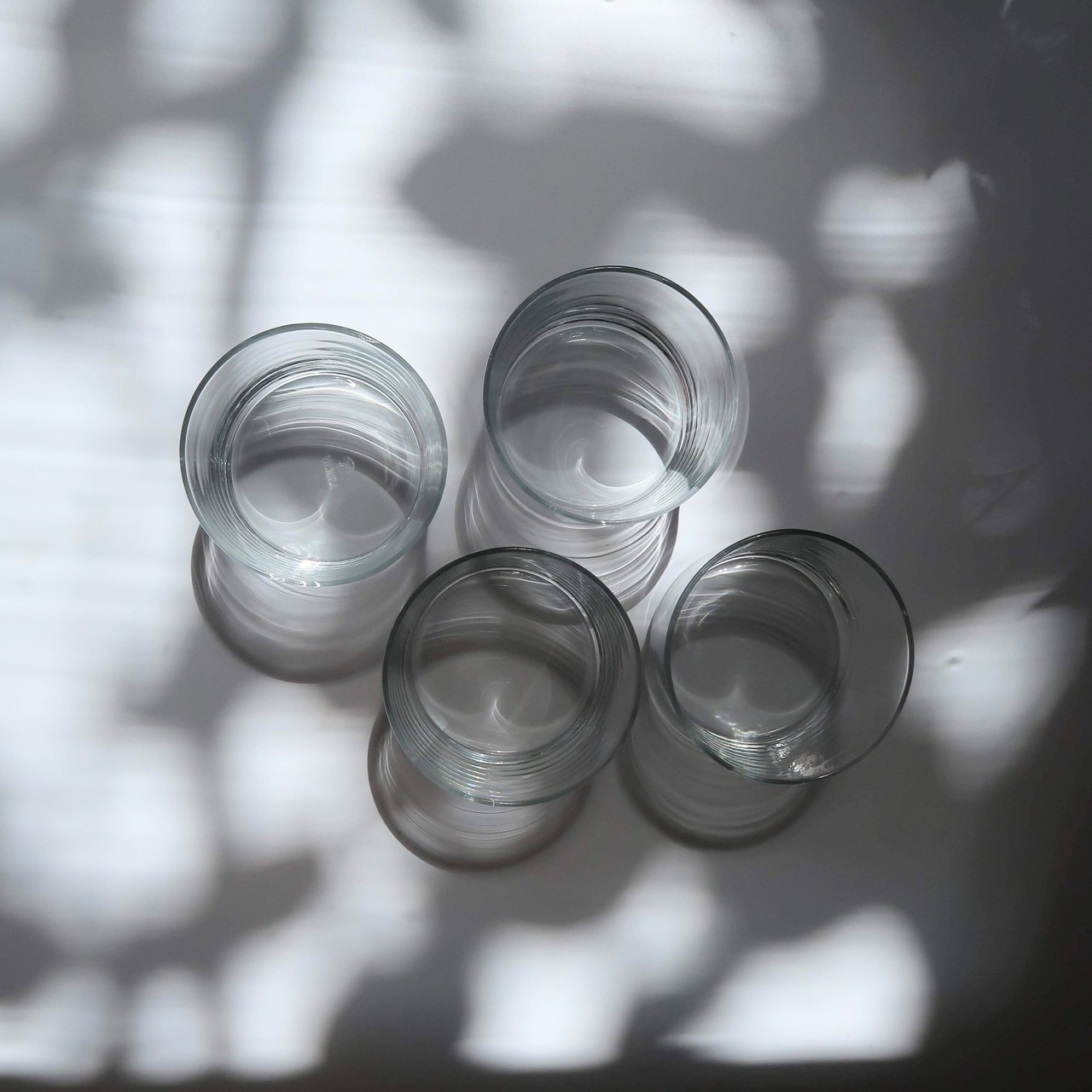 背丈の低いガラスのコップ