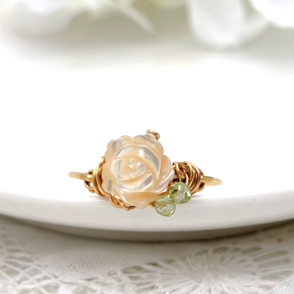 マザーオブパールとペリドットの指輪