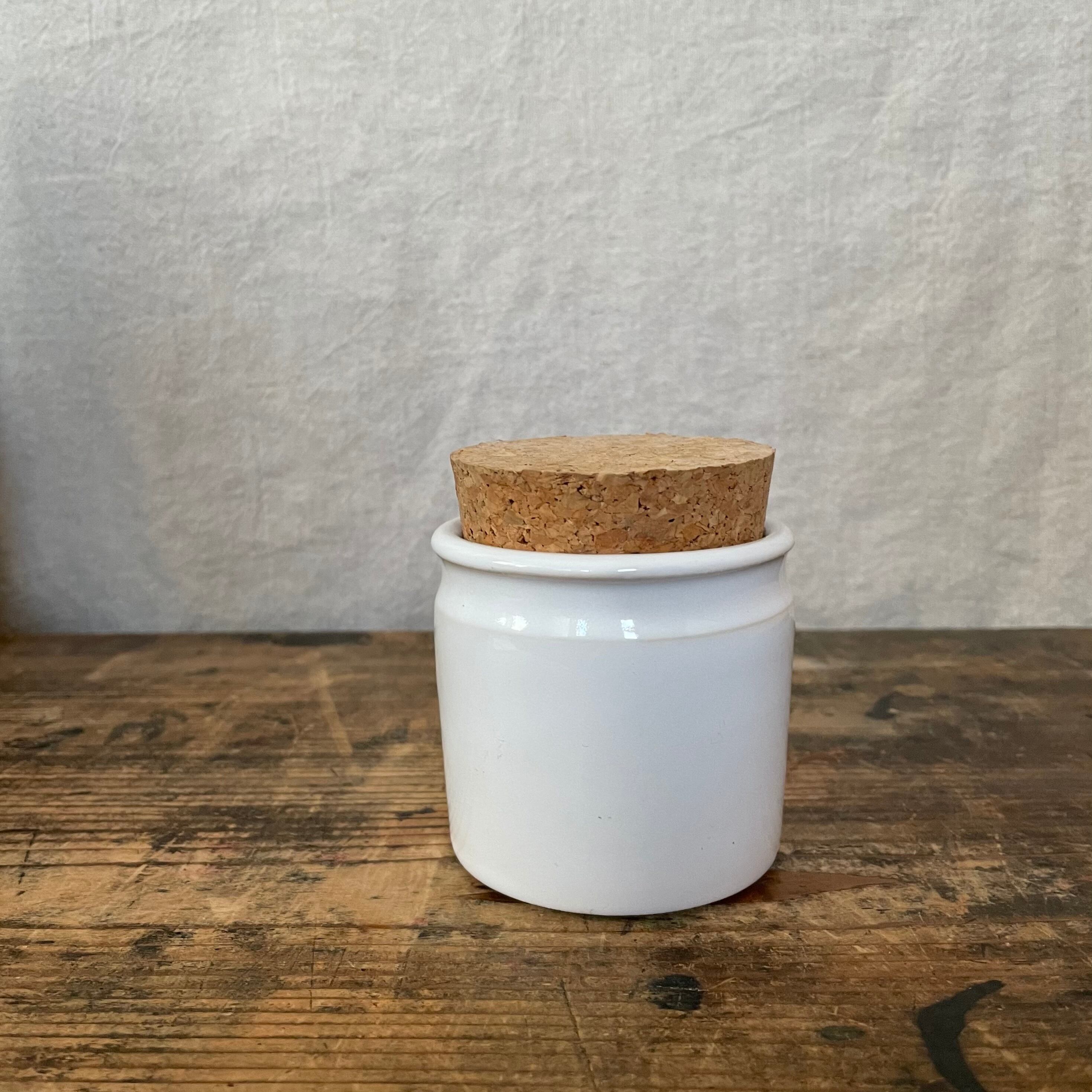 真っ白なスパイスボトル