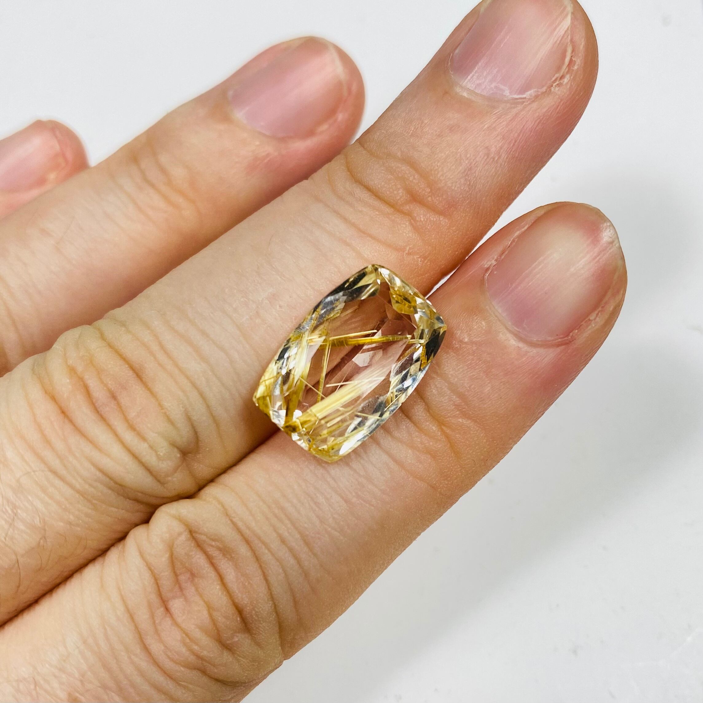 エレガントなルチルクオーツ