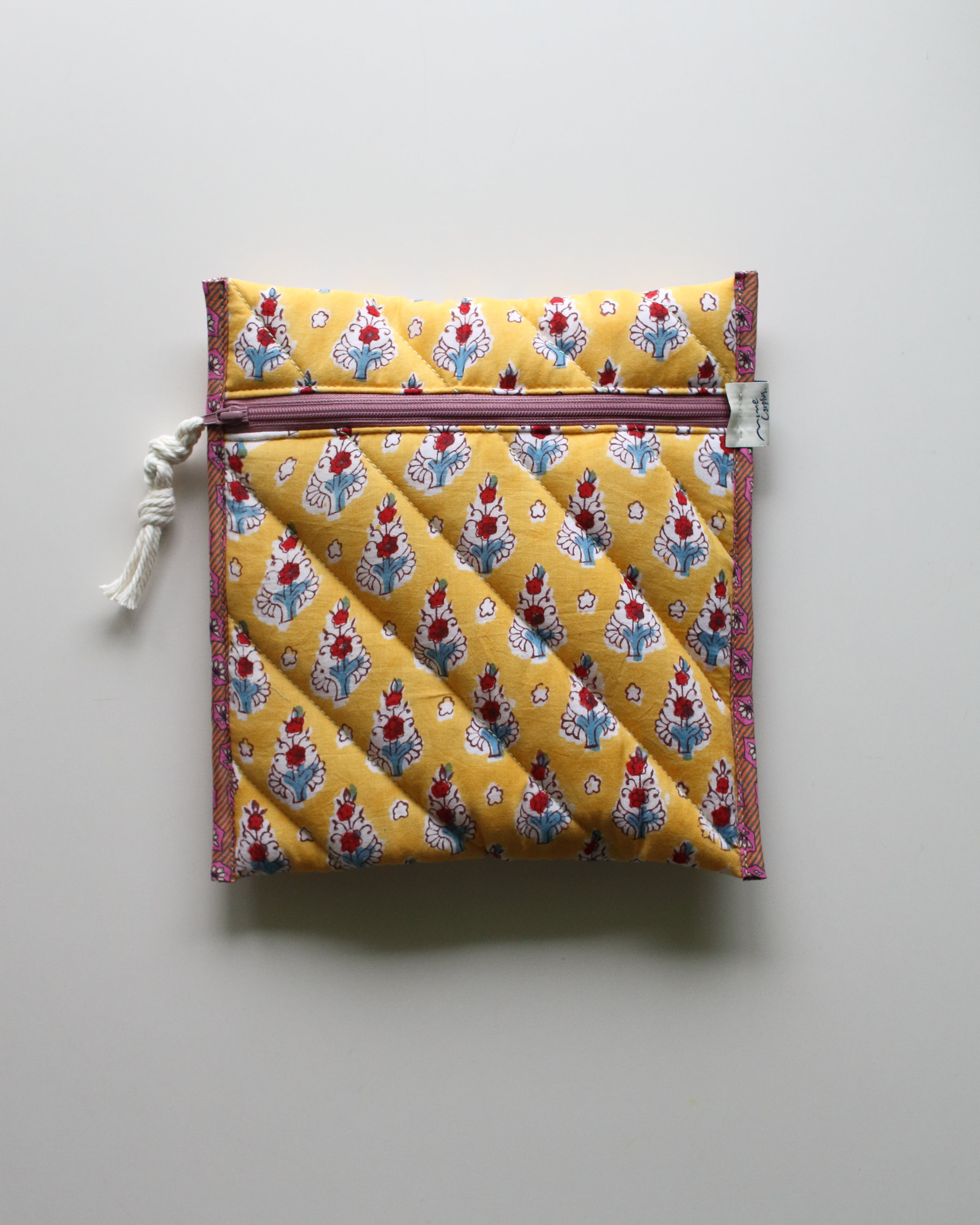 Block quilt Book Sleeve. <YEL flower>