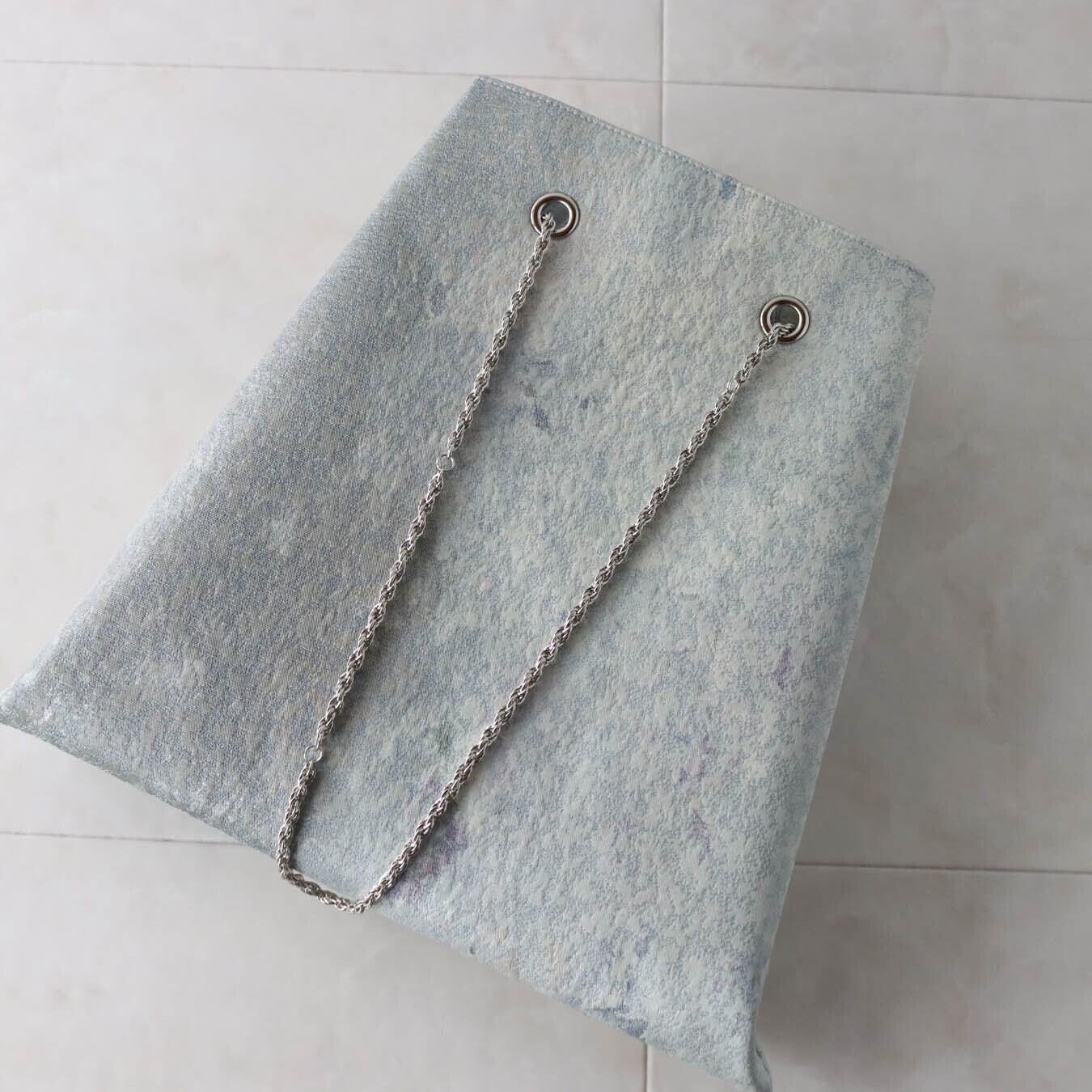 ..高級正絹　袋帯リメイクした手提げバッグ　シルバー　　タッセル付き Obi Drawstring Bag Large/モルタルグレー/帯リメイクバッグ | KIMONO