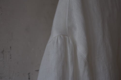 予約販売】 SALUÉ バンドカラーギャザーシャツ ライトウェイトリネン  