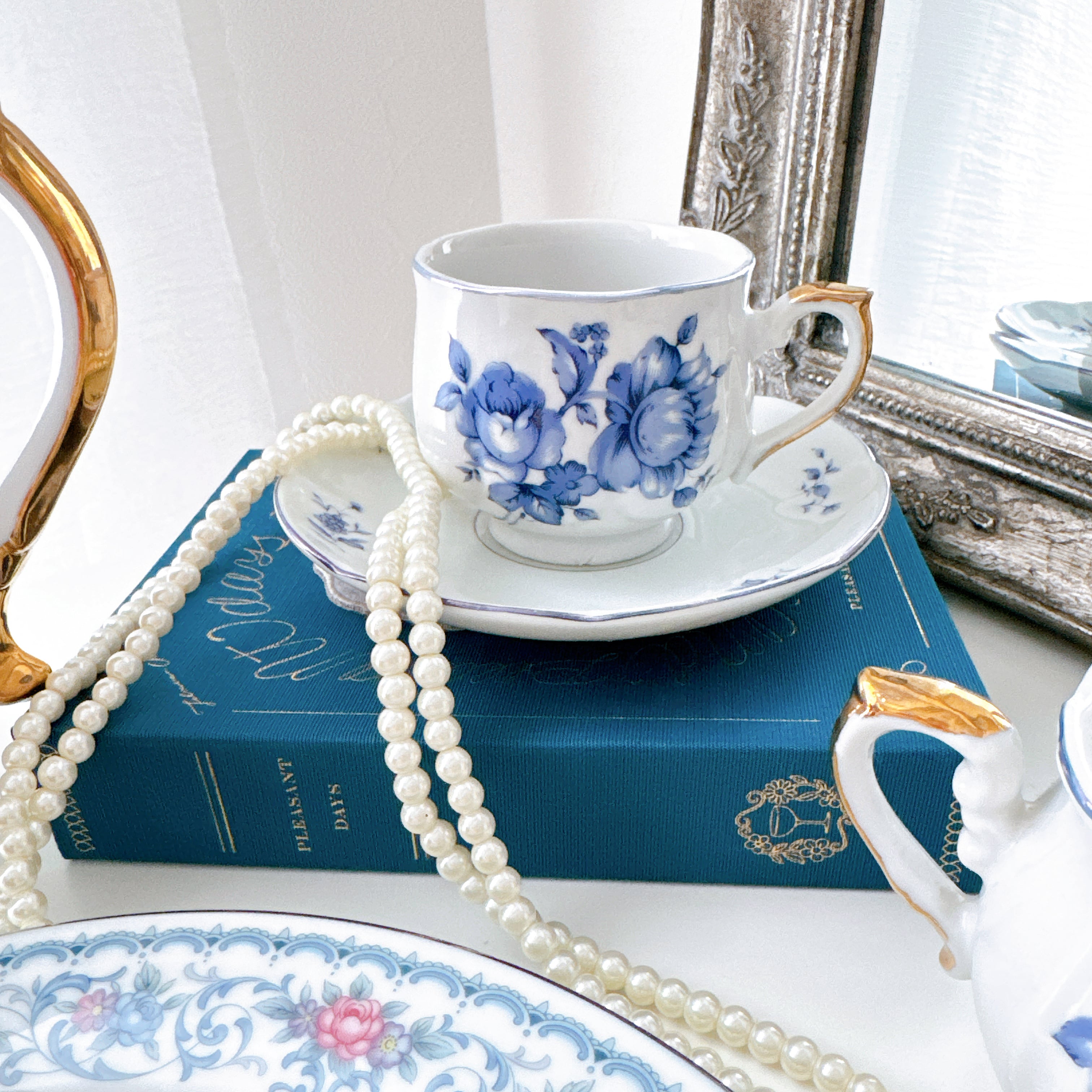 Violet china ブルーフラワーと金彩のティーカップ＆ソーサー | piéce