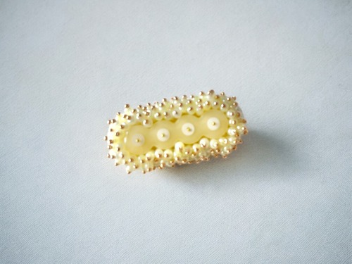 アリンコ　トビデタ四つ目のもじゃ花ブローチ