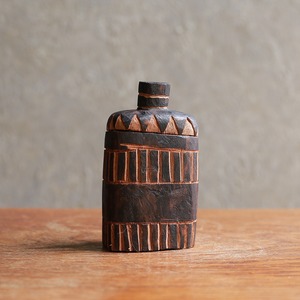 プリミティブな模様が素敵な、木のボトル