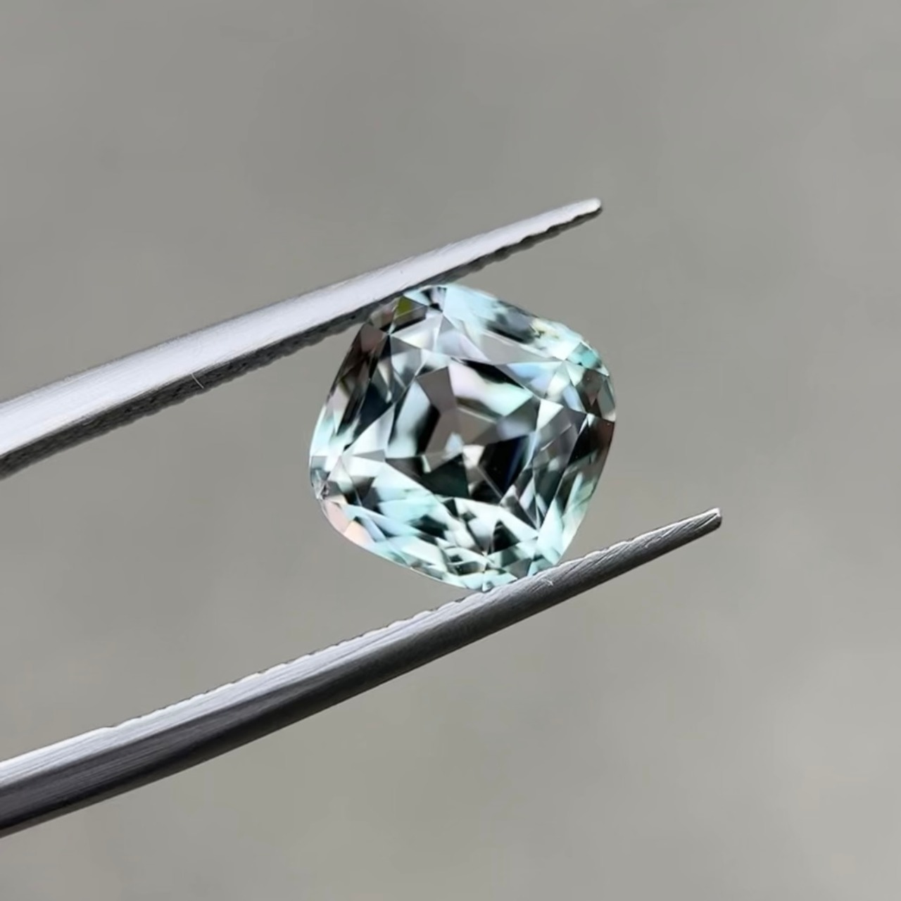 グラデーションカラートルマリン クッション 8.8x8.8x7.5mm, 4.10ct, アフガニスタン産