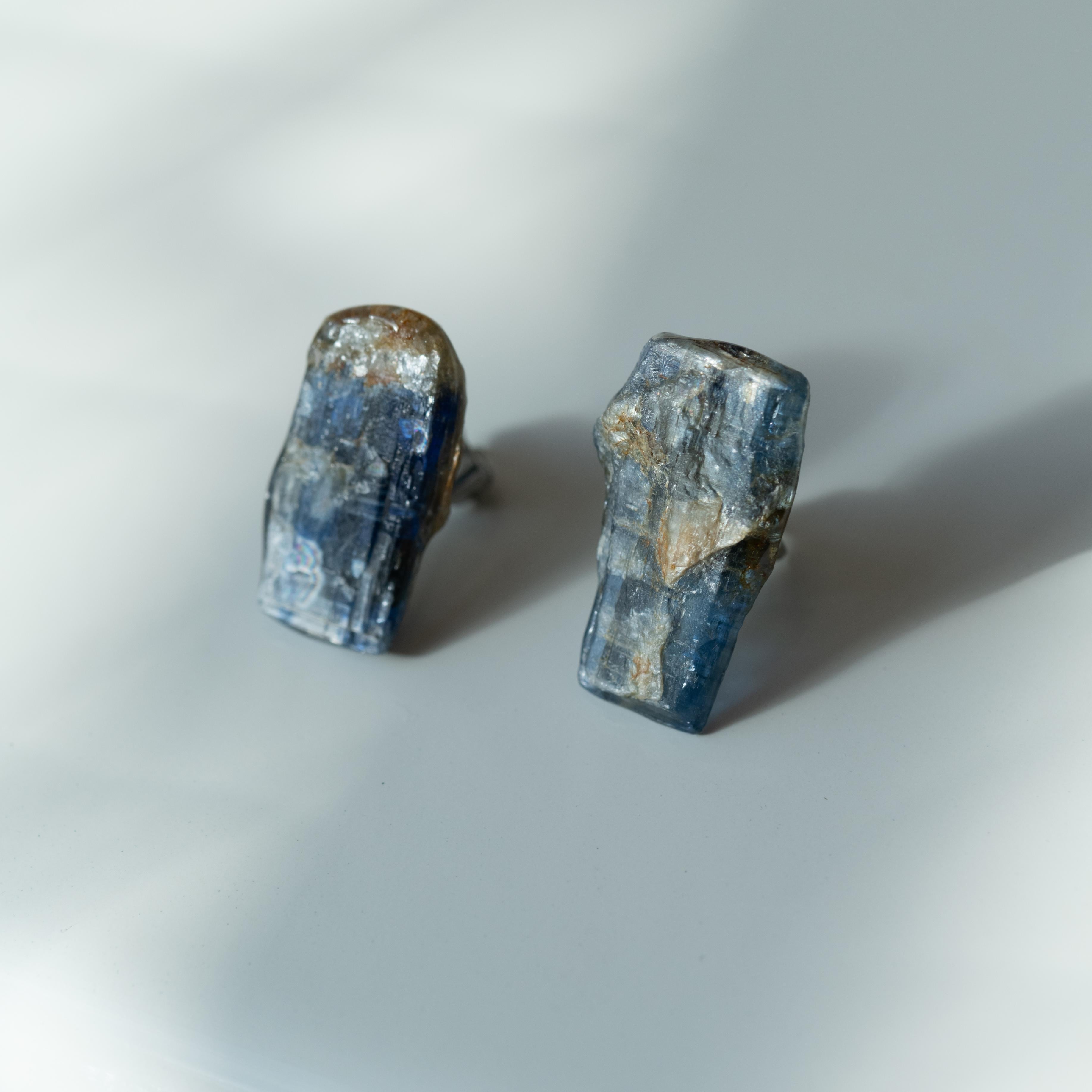 カイヤナイト 原石ピアス / イヤリング アレルギー対応 天然石 鉱物