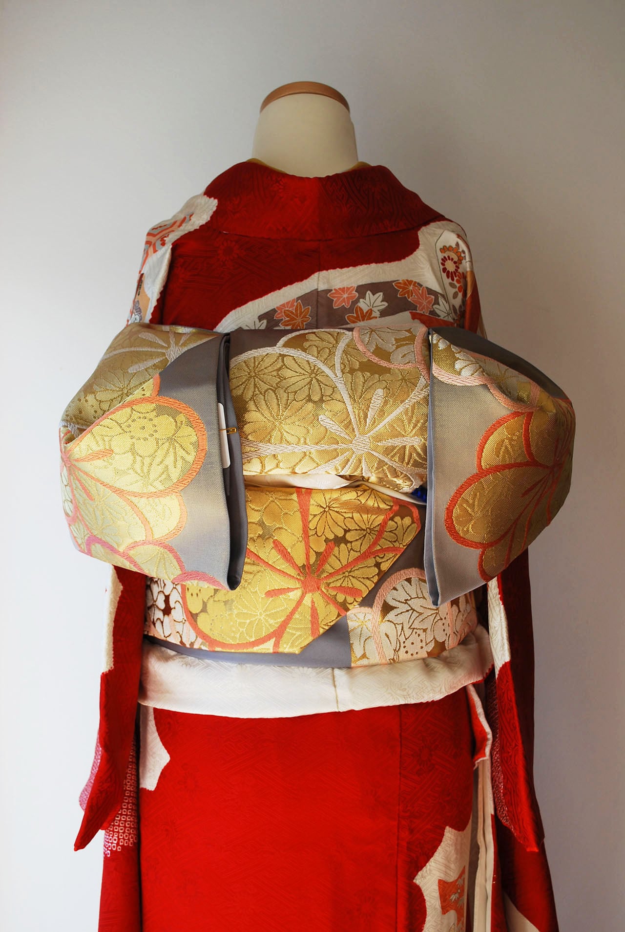 振袖セット】千總・紅白雲取り熨斗目文振袖／川島・薄雲鼠色 八重桜紋