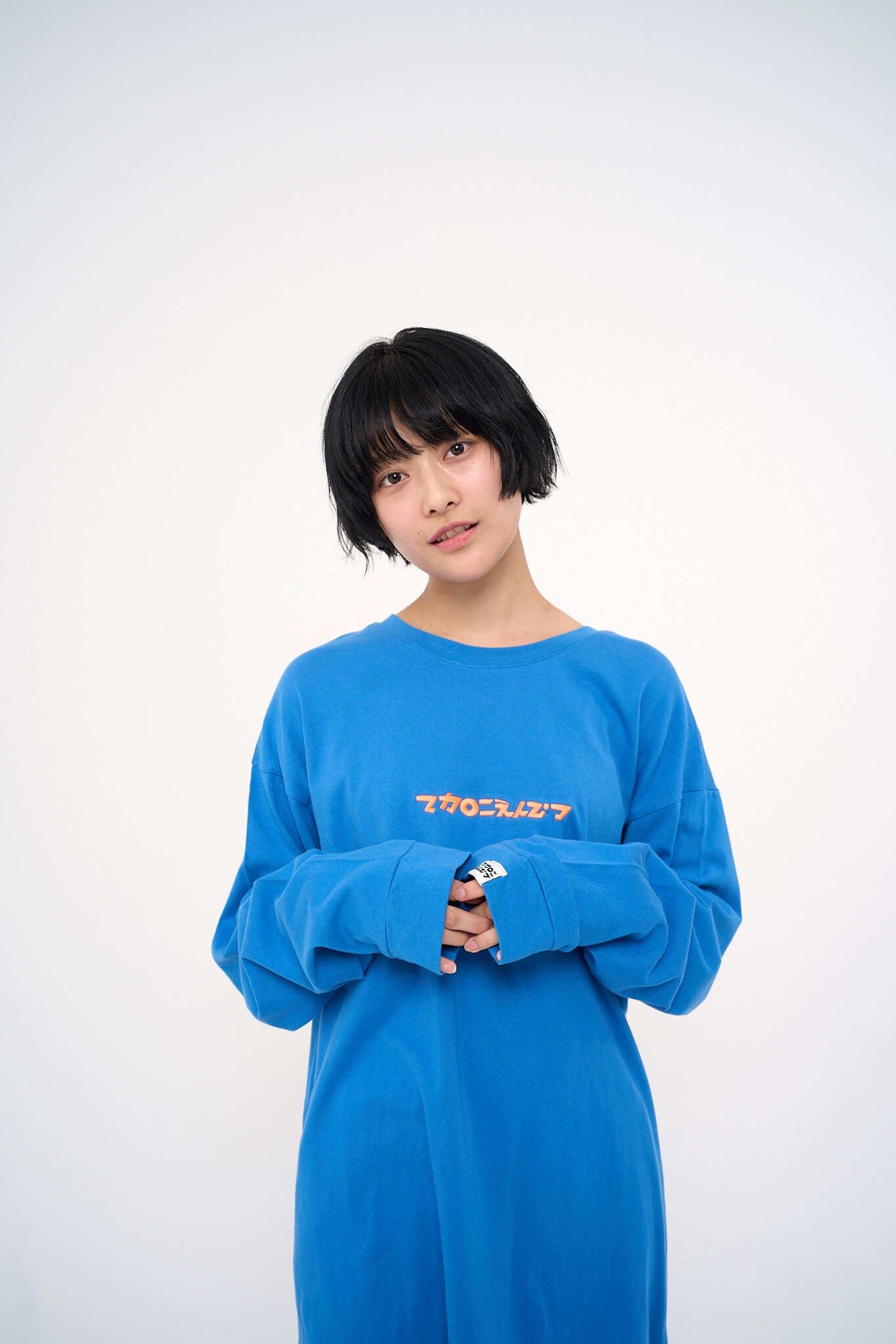 新旧ロゴのトリムロングTシャツ / ブルー | マカロニえんぴつ OFFICIAL