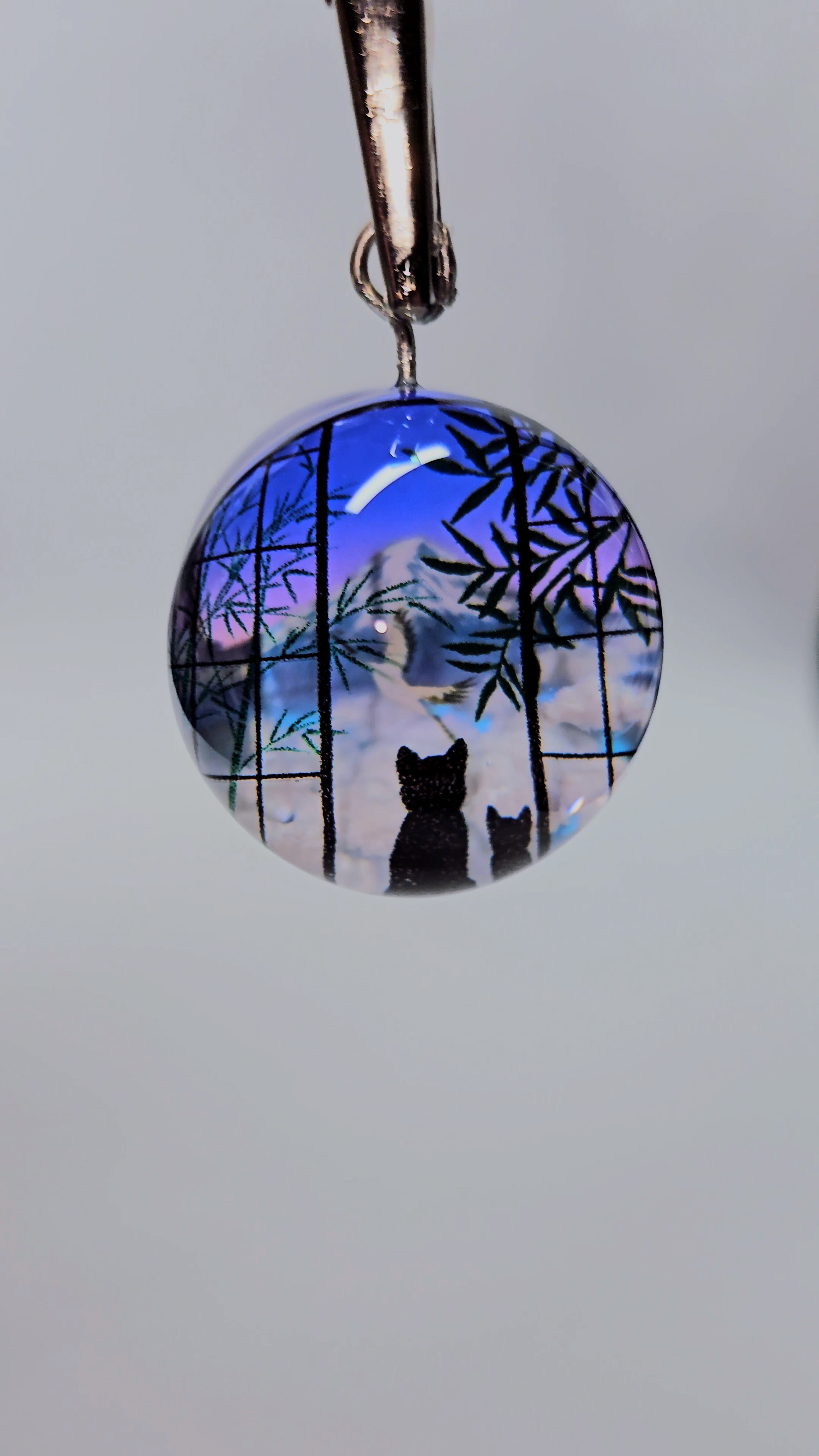 猫ちゃんのくり抜きシルエット❤水彩画風雲レジンキーホルダーチャーム 