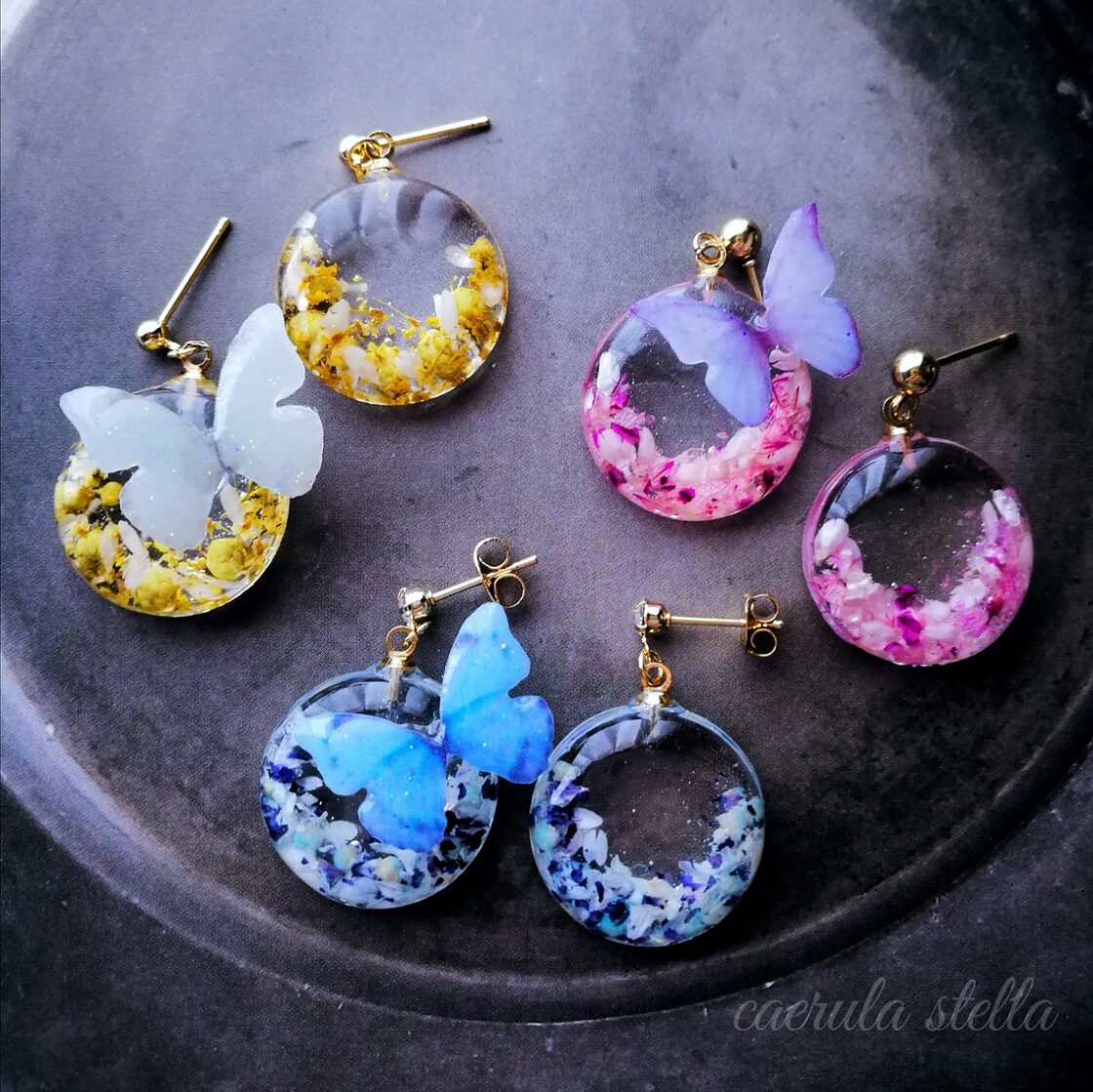 暗闇で光る 【 夜光蝶 と 花 の アシンメトリー イエロー ピアス 