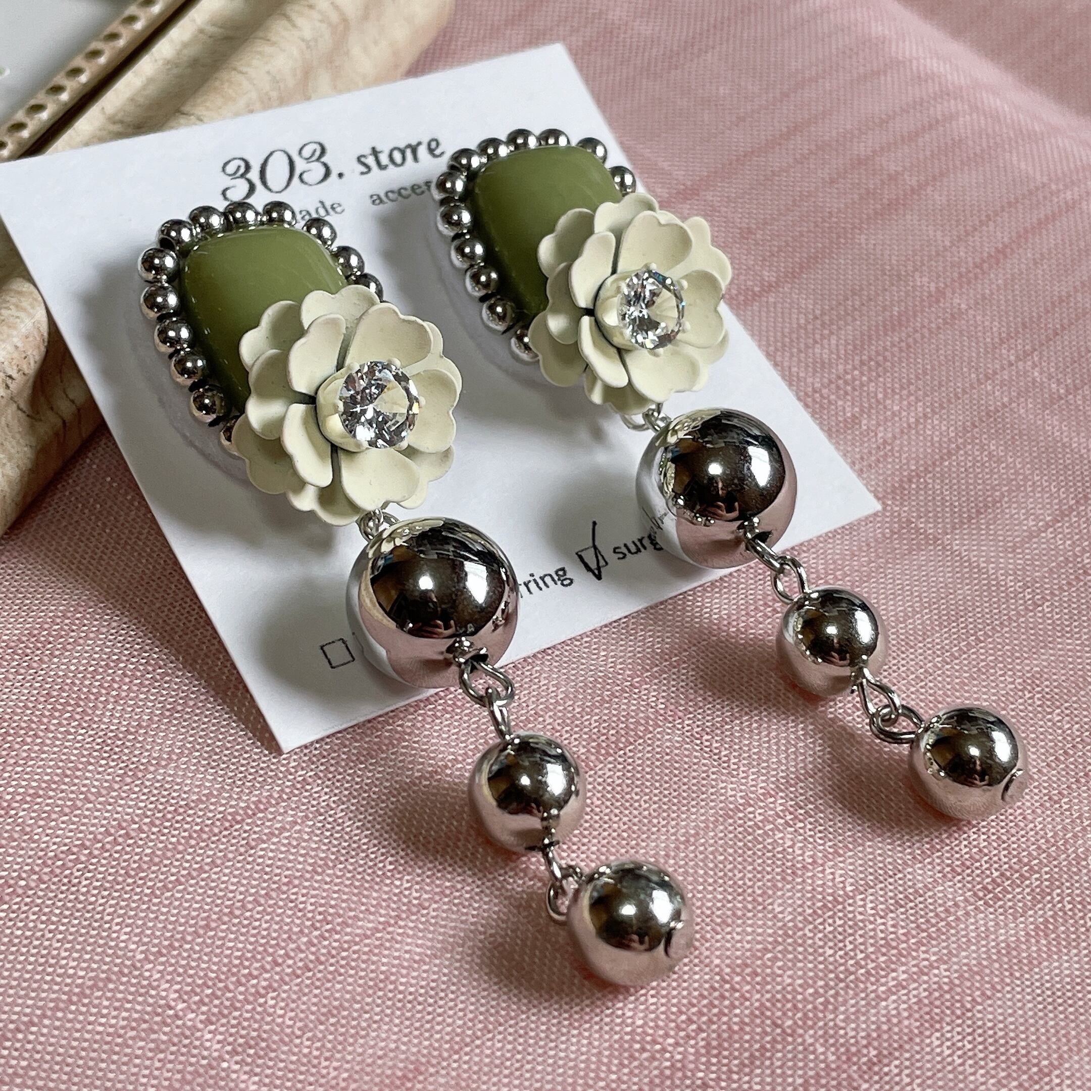 ビーズ刺繍 バイカラー お花 サージカルステンレス ピアス ホワイト