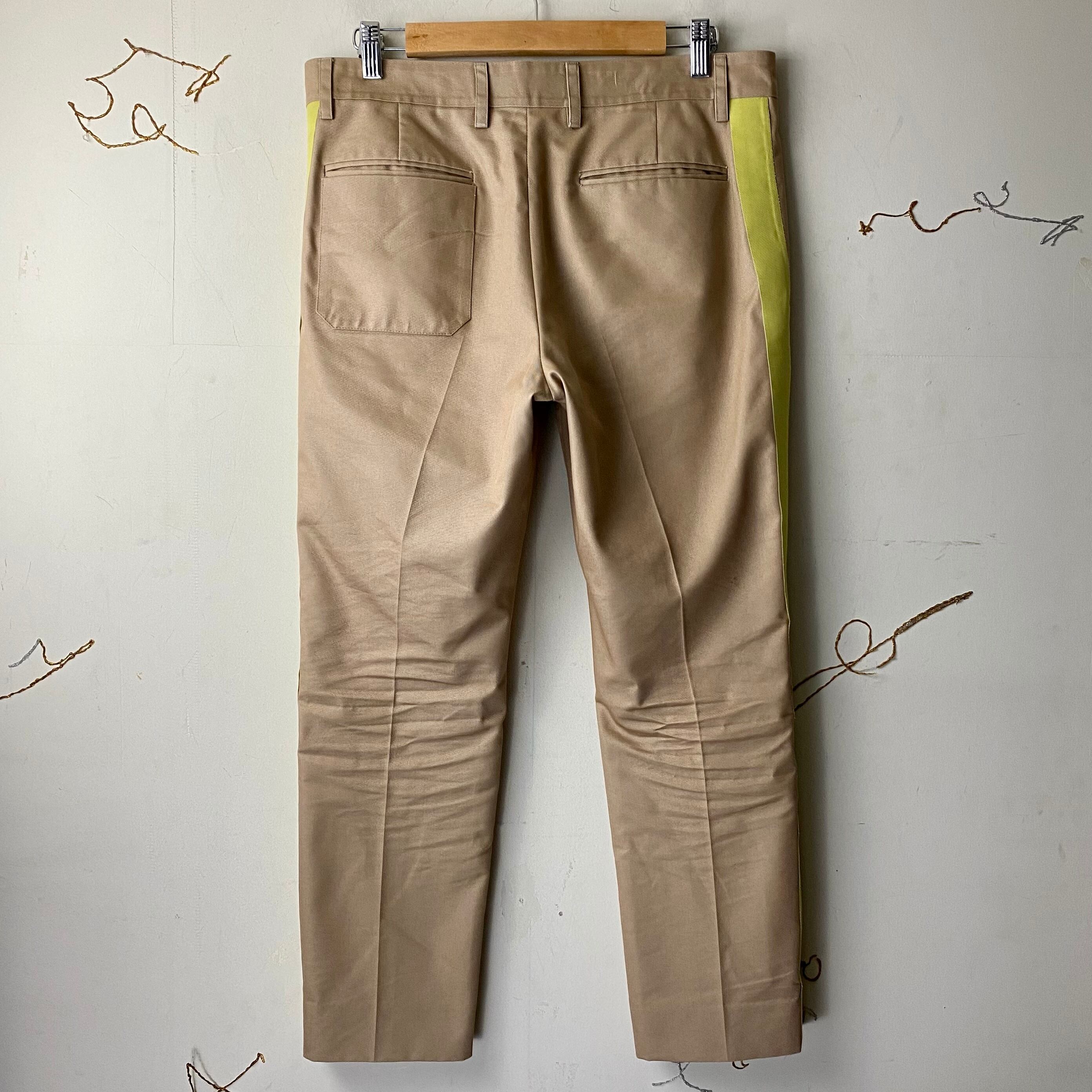 VALENTINO side yellow line chino pants | NOIR ONLINE VALENTINO side yellow line chino pants | NOIR ONLINE