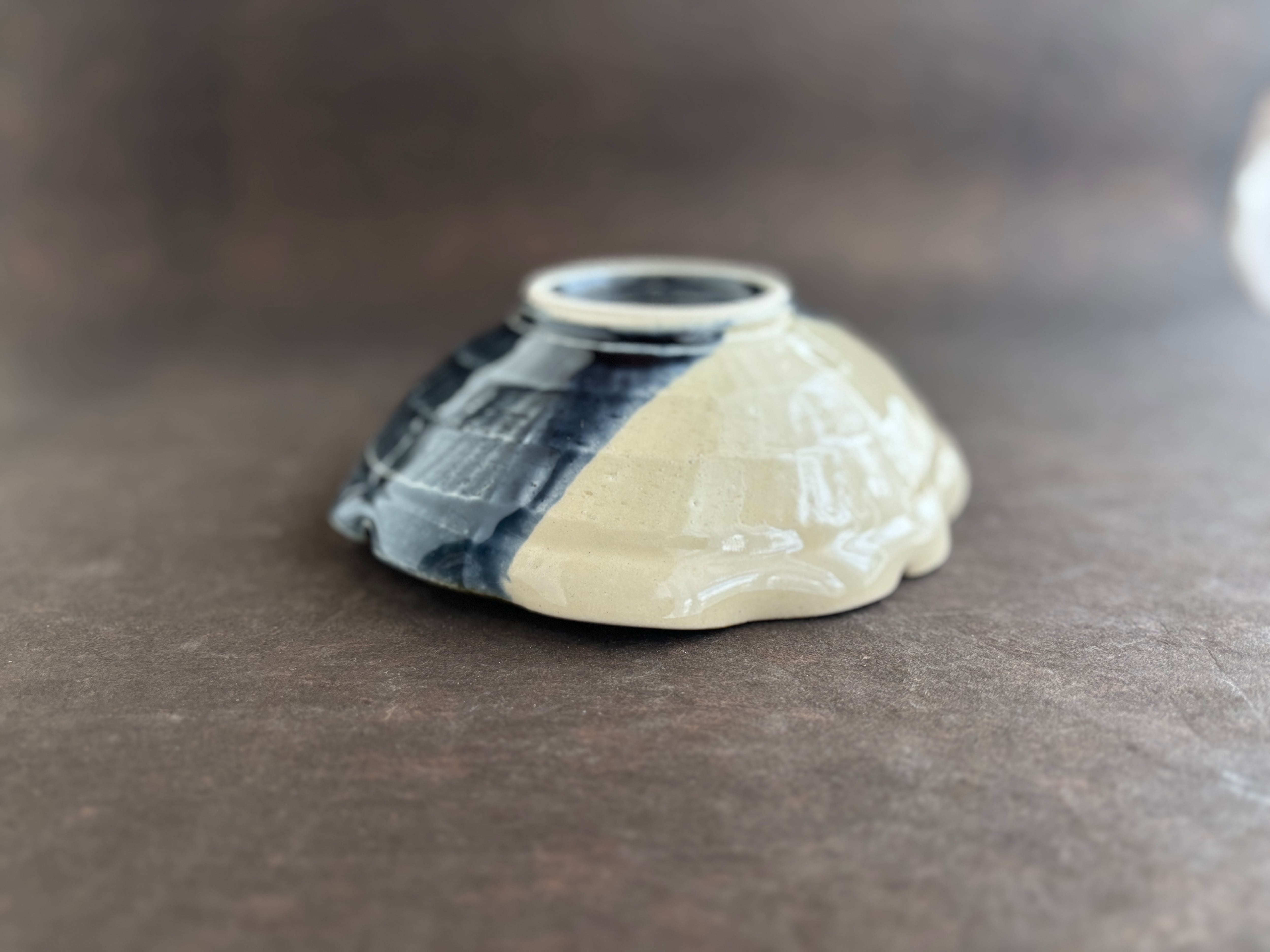 土和のルリエフ藍釉　お花形ひらひら鉢