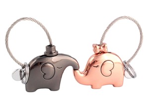 【数量限り】KLU ペア キーホルダー カップル お揃い キーリング 鍵 かわいい 動物 ブラック ピンクゴールド 2個セット (ゾウ)