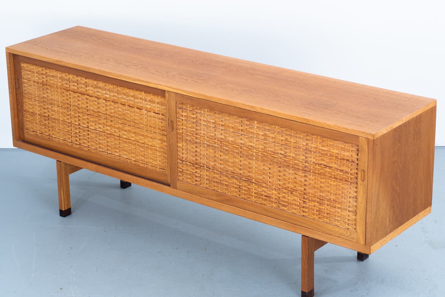 Hans J. Wegner | RY26 Sideboard | kaikki gallery | 北欧