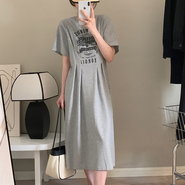 ワンピース レディース Tシャツワンピ S M L プルオーバー ロングスカート ミモレ丈 ロゴ 薄手 半袖 ストレート ワイド Iライン スリット かわいい 大人可愛い シンプル カジュアル 大人 おしゃれ 大人女子 こなれ感 ラフ キュート ガーリー ルーズ 存在感 抜け感 プリント 10代 20代 30代 ママ マタニティ 学生 通学 デート お出かけ 公園デビュー 休日 着回し 普段使い 楽ちん 体型カバー ゆったり ゆる グレー ブラック 送料無料