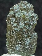 2) モルダバイト原石(中型)