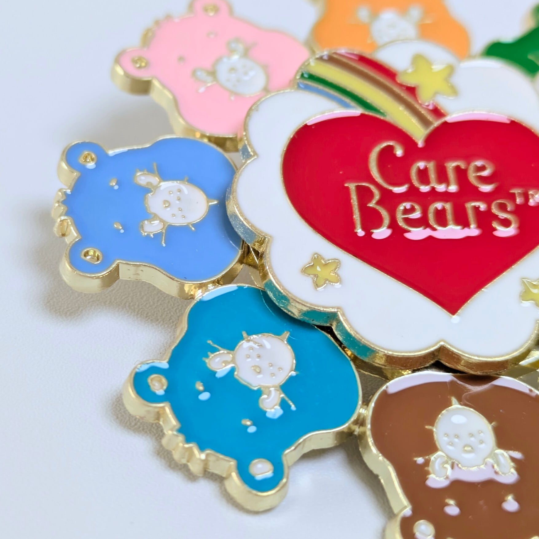♧送料無料！ ★PINS / ピンズ★【 Care Bears ( ケアベア )】くるくる回るSPECIAL BIGピンズ〚アメリカン雑貨 アメトイ〛