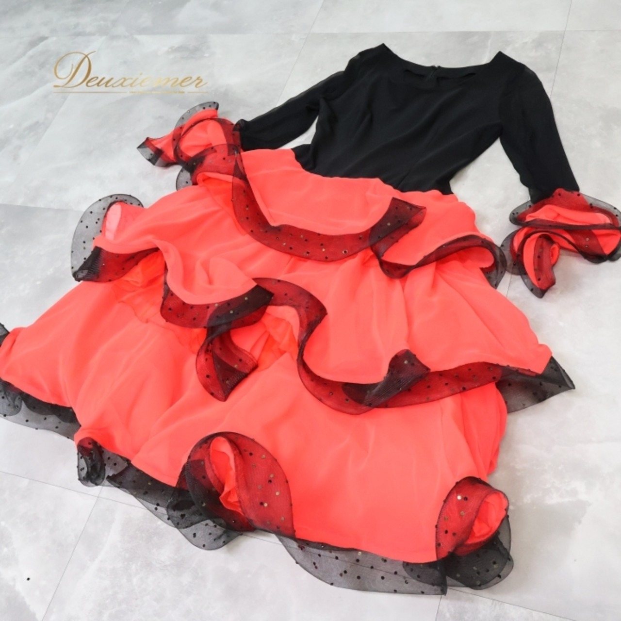社交ダンス 衣装 ワンピース ドレス 赤 黒 パーティ 発表会 フリル レース ホースヘア ボリューム 伸縮 デモ 競技 ダンス ブラック系 レッド系 スカート ふんわり 大きな袖 女性用 エレガント おしゃれ パーティードレス ダンス衣装 フォーマル フリルスカート レディース