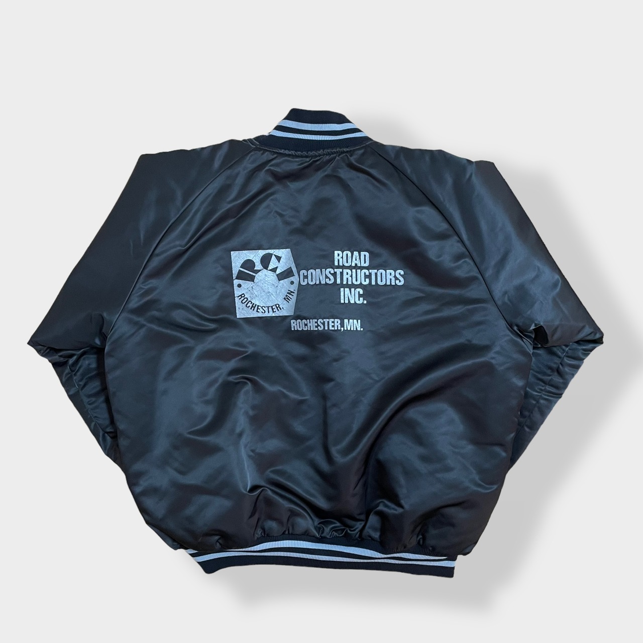 【NORTH TRAIL】90s USA製 スタジャン ブルゾン ナイロンジャケット 企業系 企業ロゴ ワンポイント バックプリント 両面プリント ラインリブ 2XL 極太アーム ビッグシルエット黒ボディ US古着