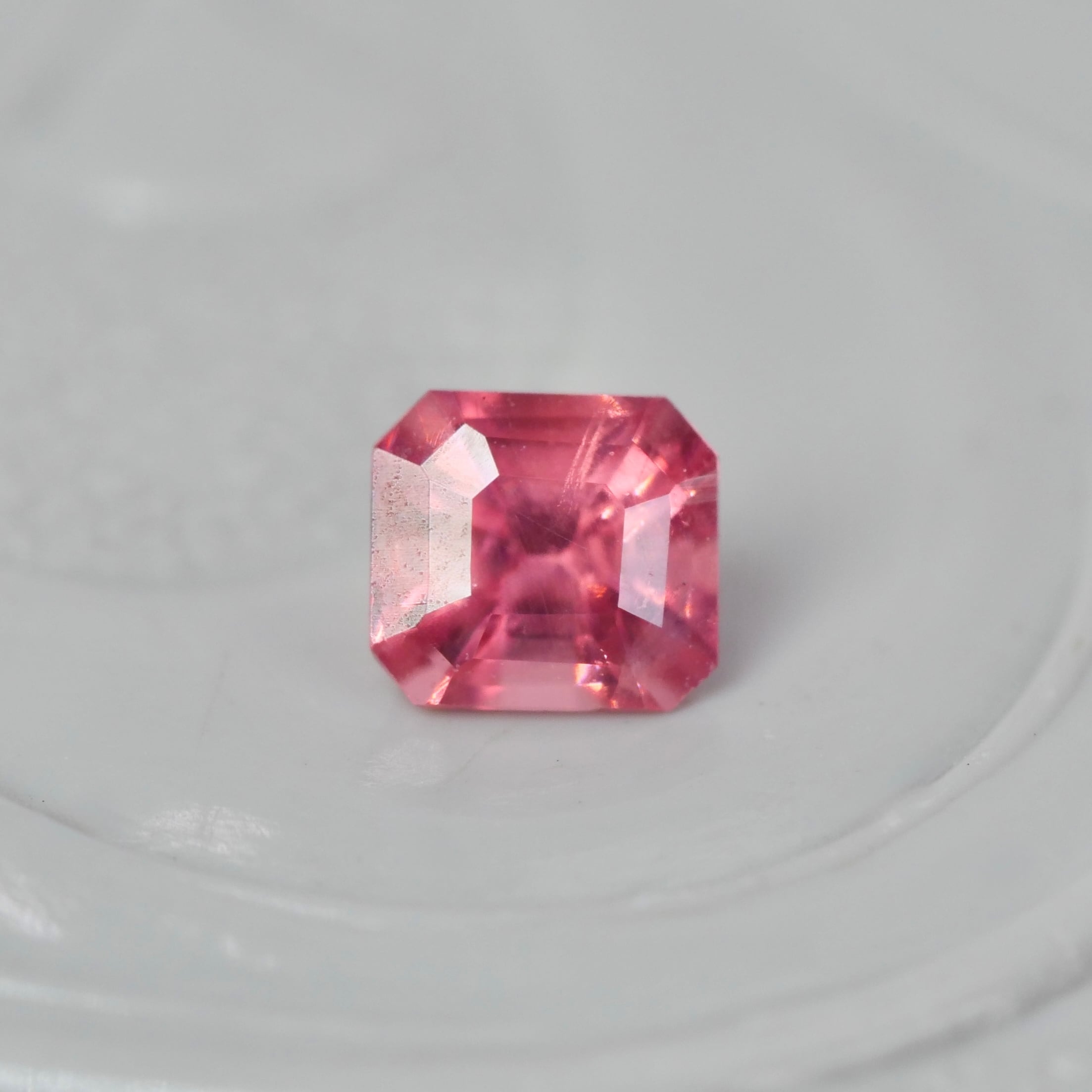 レッドスピネル 0.08ct クッションカット 2.4mm×2.4mm×1.8mm【MJ2756