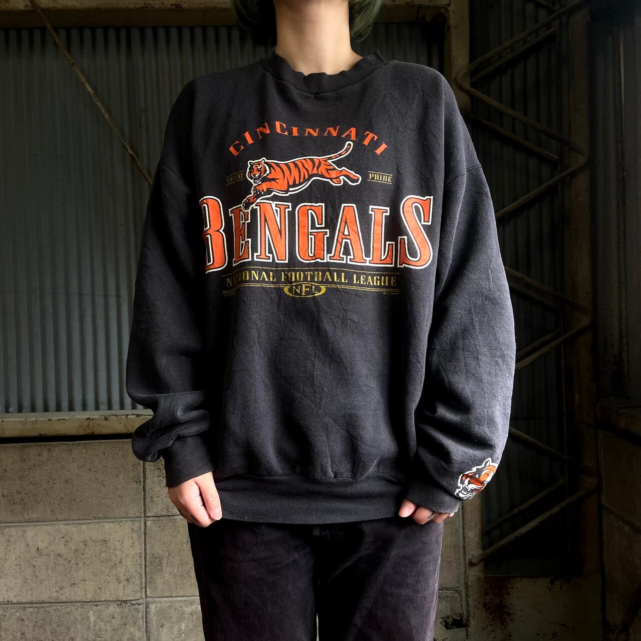 90年代 Lee SPORT リースポーツ NFL シンシナティ・ベンガルズ チームロゴプリント スウェット メンズXL相当 古着  CINCINNATI BENGALS 90s ヴィンテージ ビンテージ プルオーバー トレーナー 袖プリント チャコールグレー  灰色【トレーナー】【AL20】 | ...