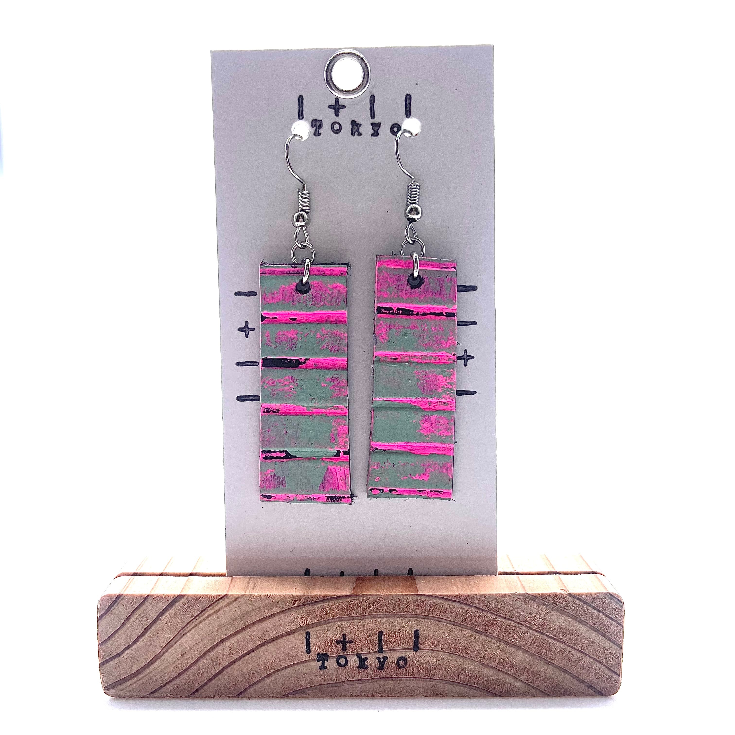 革ピアス　派手な長方形　本革