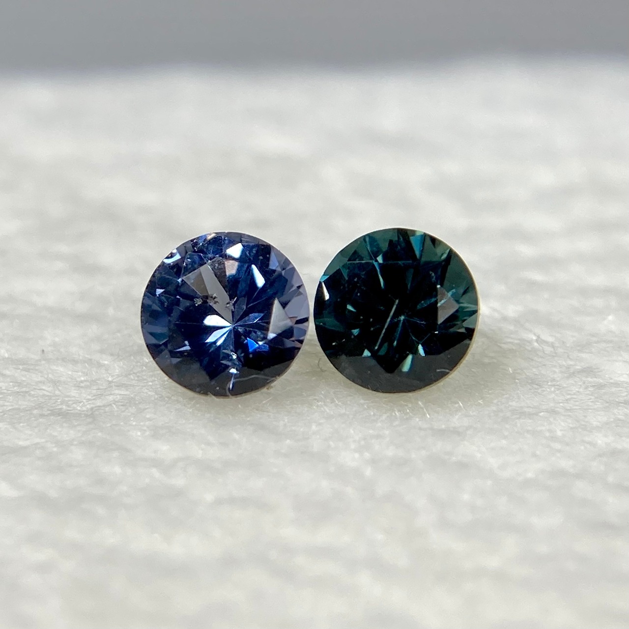 2色スピネル　ラウンドカット 訳あってお買い得 約3.4mm　No.34W-2