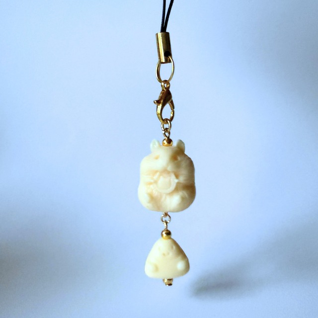 おにぎり食べるハムスター*Milk Tagua Charm