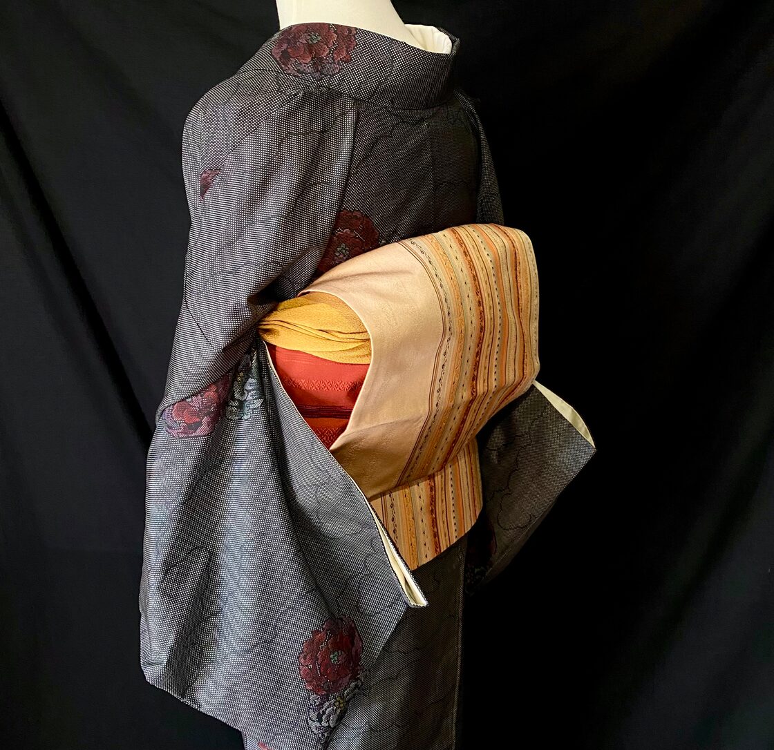 黒に花模様の大島紬〉本場泥染 証紙付き 織り出し やや細め 7マルキ  